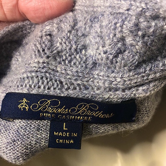 🦋Brooks Brothers crewneck cashmere sweater with short sleeve.🦋 - Picture 9 of 10